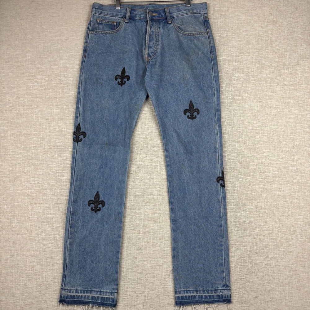 MNMI Mens Fleur De Lis Patch Size 32 Jeans Light Washed Blue Distressed Denim